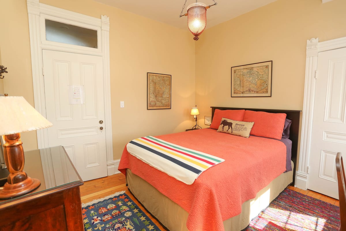 Deluxe Room, 1 Queen Bed (En Suite) | Premium bedding, pillow-top beds, blackout curtains, iron/ironing board