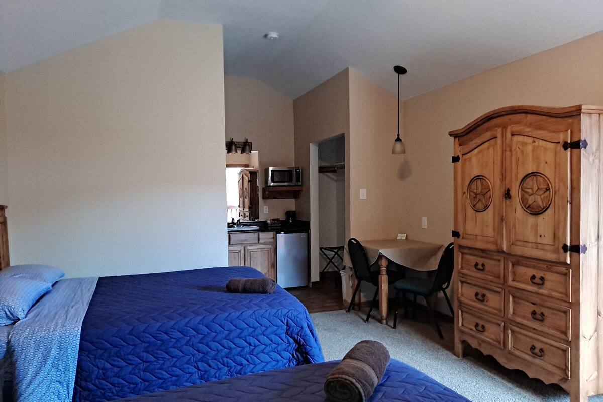 传统小屋, 2 张大床 | 办公桌、遮光窗帘、免费 WiFi、特色装修