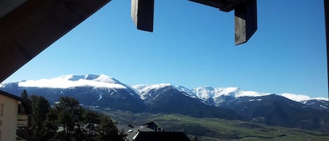 Cordillera montañosa con picos nevados bajo un cielo azul despejado.