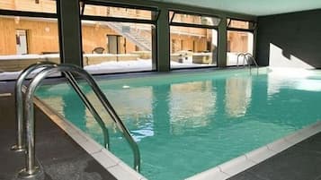 Indoor pool, sun loungers