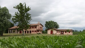 A rural landscape with a large building surrounded by trees and fields. - Agriturismo Ca' Lealtà (Caorle)