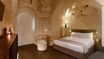 Ropa de cama de alta calidad, cubrecamas y minibar