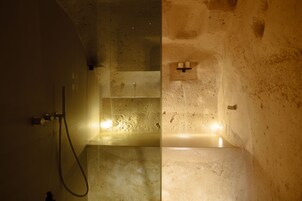 Un baño con bañera, ducha y lavamanos.