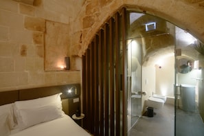 Rainfall showerhead, free toiletries, hair dryer, bathrobes