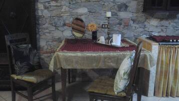 Dreibettzimmer, mit Bad | Schreibtisch, kostenlose Babybetten, Zustellbetten, kostenloses WLAN