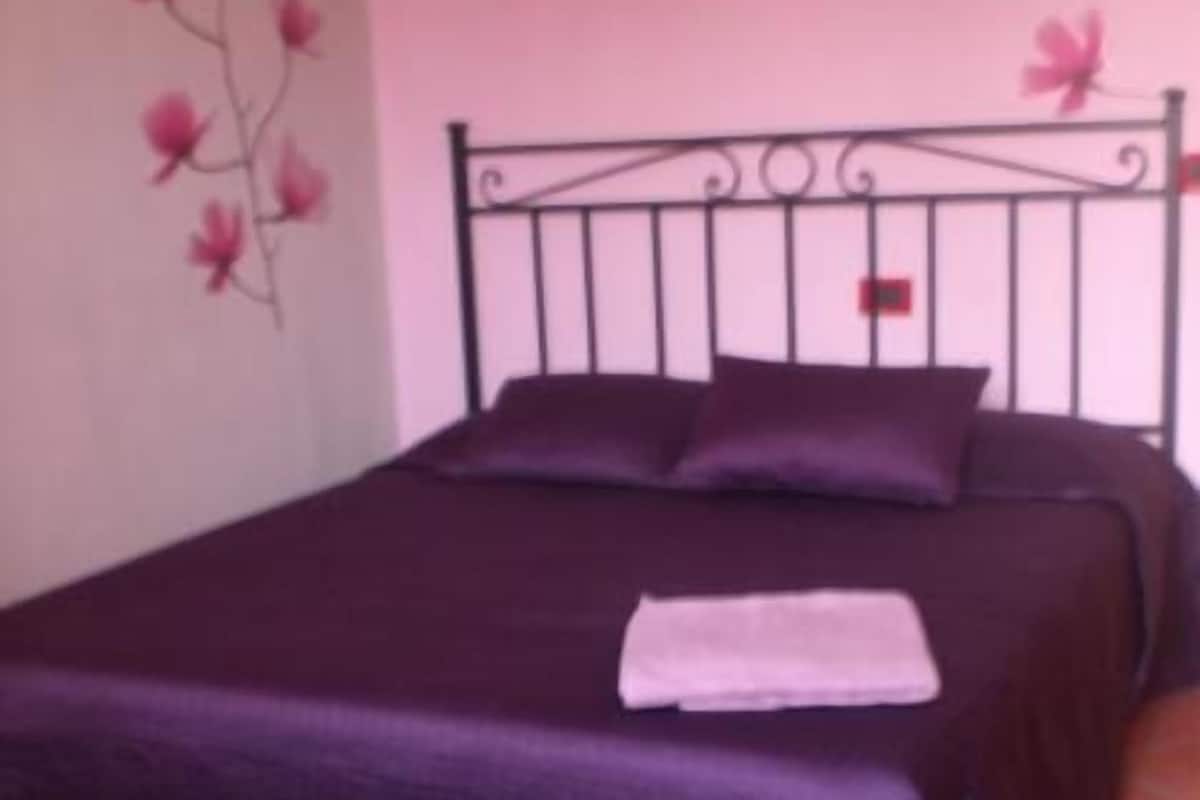 Habitación doble, baño compartido | Escritorio, cunas gratuitas, camas extra y wifi gratis