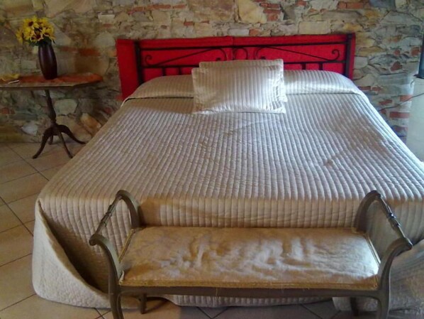 Bureau, lits bébé (gratuits), lits pliants/supplémentaires