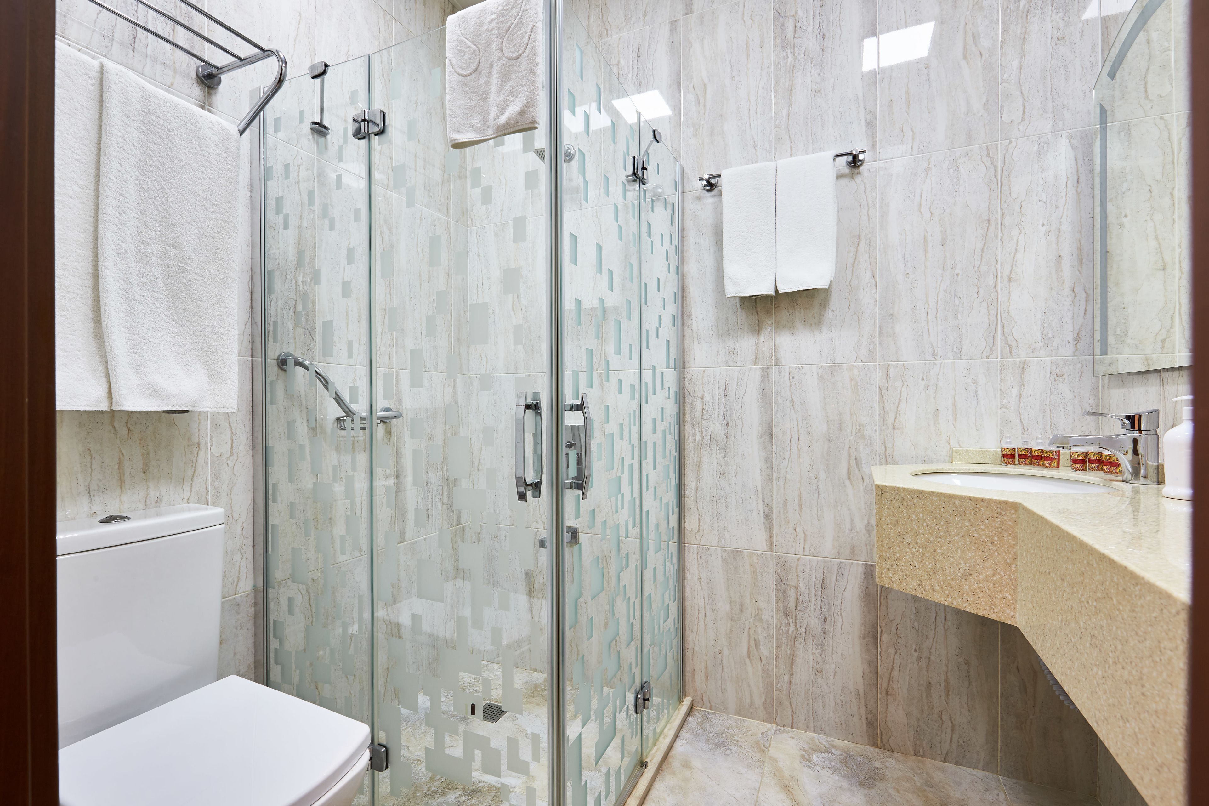Ducha, artículos de higiene personal gratuitos y secador de pelo