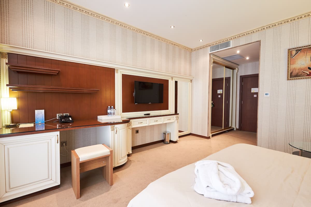 Deluxe Room, 1 King Bed | Living area | TV