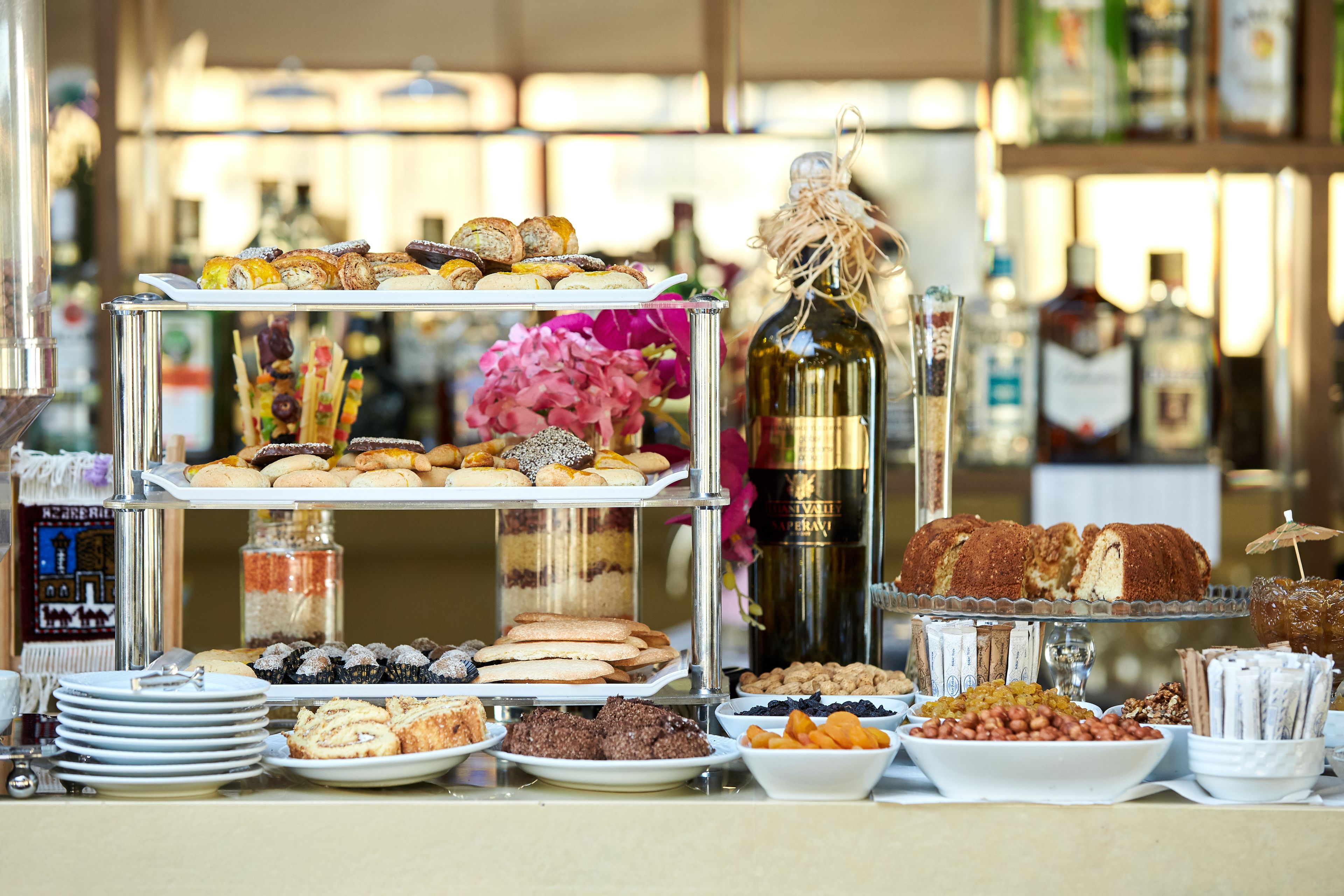 بوفيه فطور يوميًا بتكلفة قدرها (12 USD للشخص)