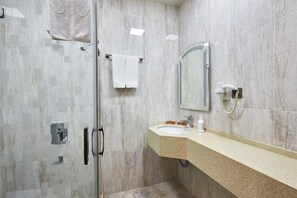 Deluxe Room, 1 King Bed | Bathroom | Shower, free toiletries, hair dryer, bathrobes - Boulevard Side Hotel (Baku)