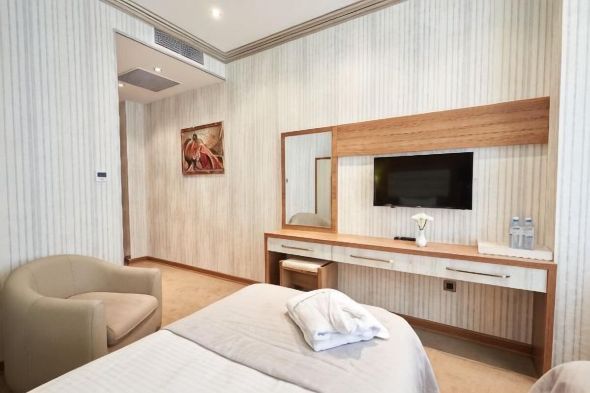 Een minibar, een kluis op de kamer, een bureau, verduisterende gordijnen