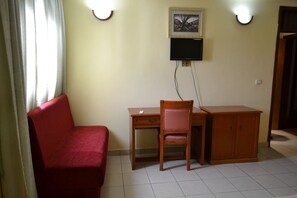 Superior Double Room | Living area | Flat-screen TV - Peninsula Plaza Hotel (Douala)