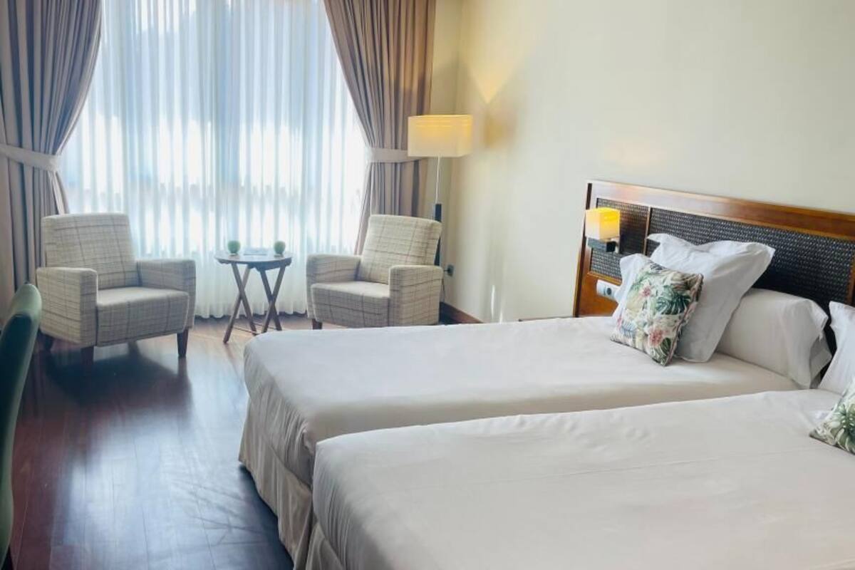 Luxe beddengoed, een minibar, een kluis op de kamer, een bureau