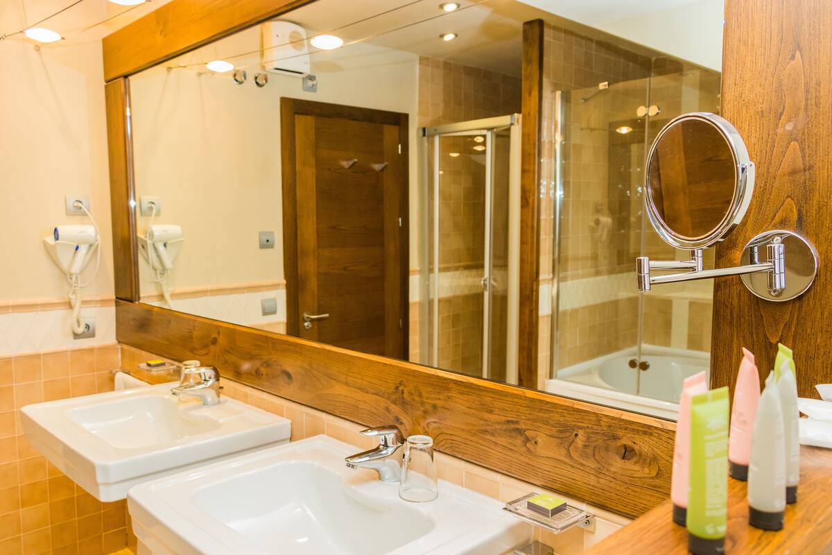 suite | bathroom | hydromassage showerhead, free toiletries, hair dryer, bathrobes
