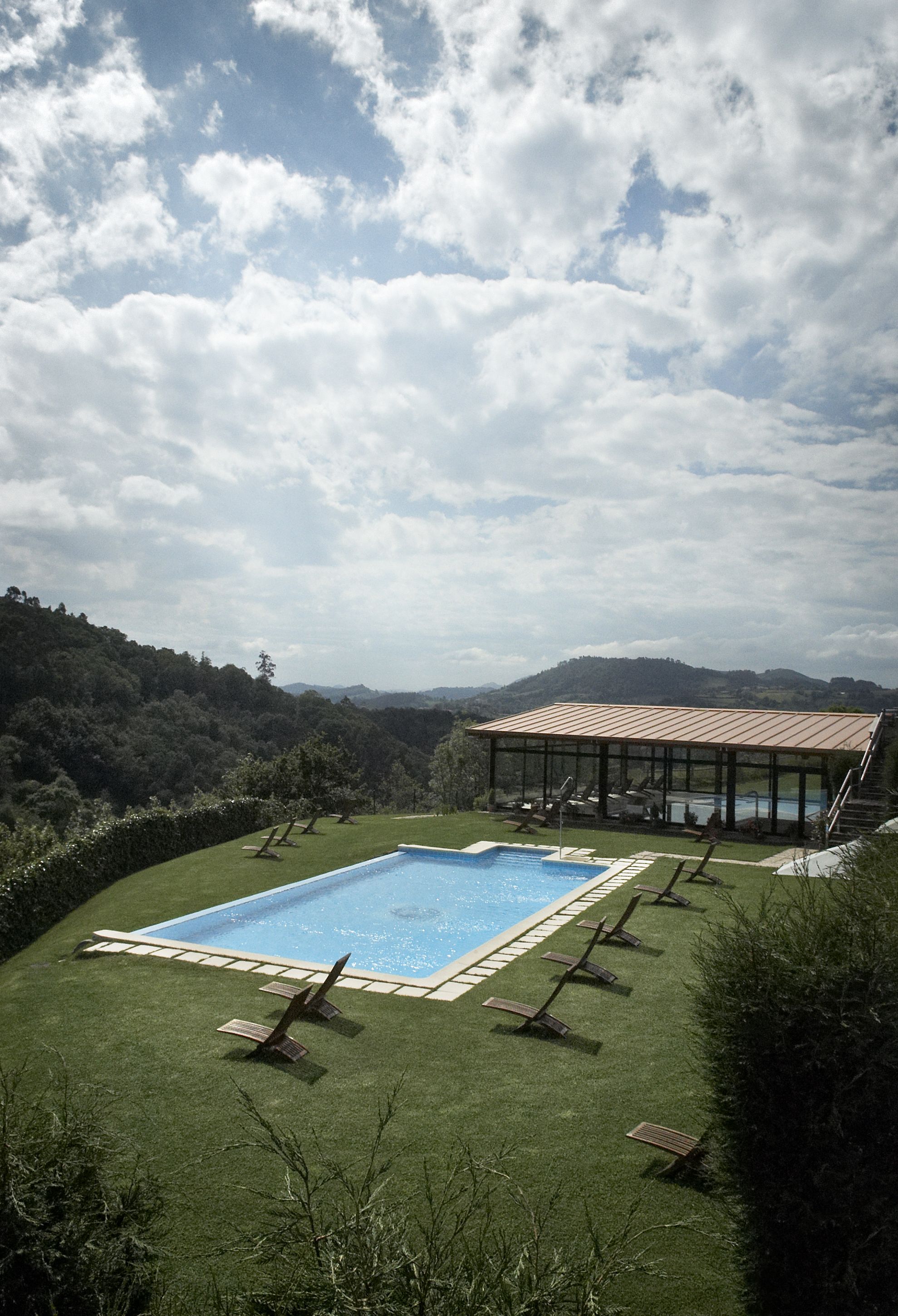 Een binnenzwembad, een buitenzwembad, parasols voor strand/zwembad