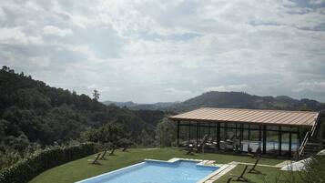 Een binnenzwembad, een buitenzwembad, parasols voor strand/zwembad