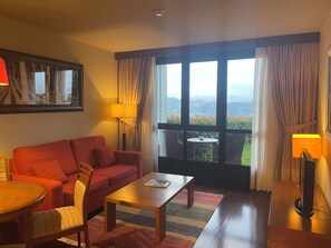 Suite – junior (with private garden) | Sengetøy av topp kvalitet, minibar, safe på rommet og skrivebord