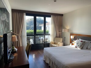 Dobbeltrom, terrasse | Sengetøy av topp kvalitet, minibar, safe på rommet og skrivebord