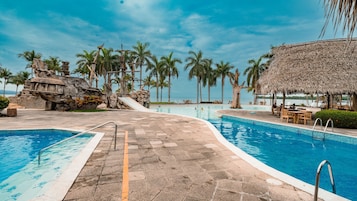 Una piscina al aire libre