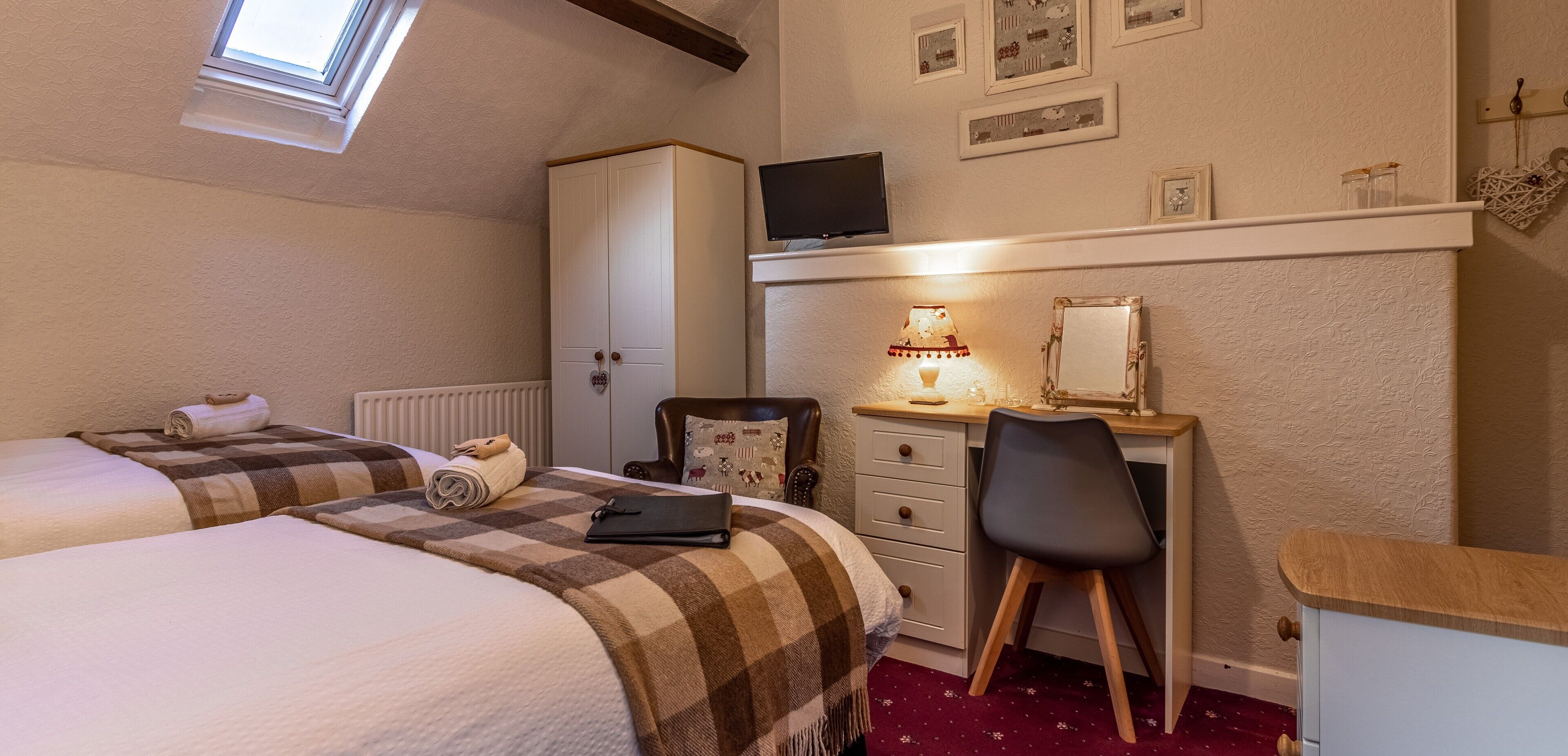 بديكورات فريدة لكل غرفة وطراز فريد لكل وحدة وستائر تعتيم وواي فاي مجانًا