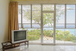 스탠다드 아파트, 침실 2개, 주방, 해변 | 거실 | 평면 TV