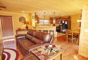 Flat-screen TV, fireplace - Parkside Resort (Pigeon Forge)