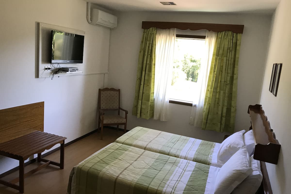 luxury double or twin room | 1 bedroom, minibar, individually decorated, desk