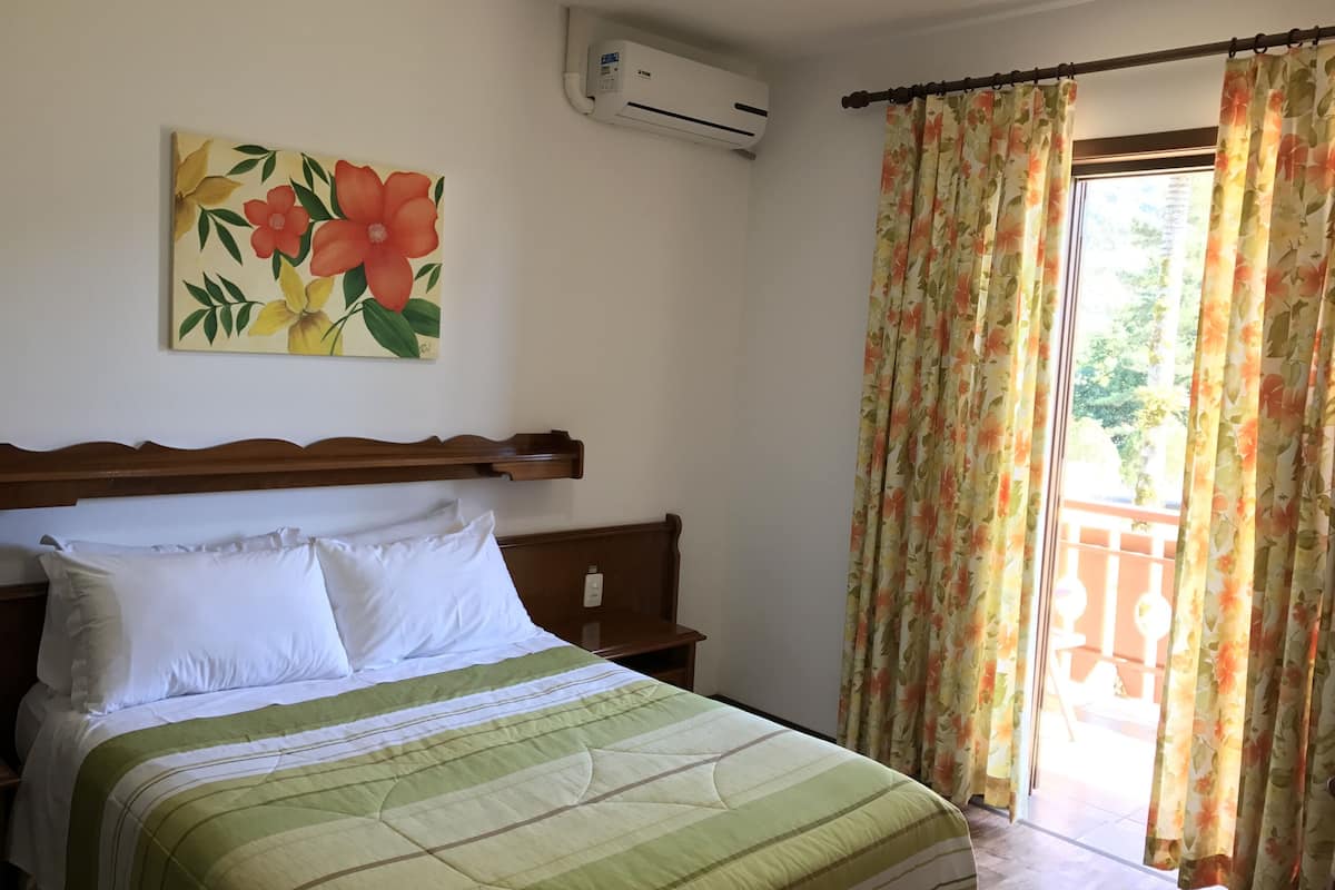 luxury double or twin room | 1 bedroom, minibar, individually decorated, desk