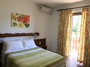 Luxury Double or Twin Room | Minibar, individually decorated, desk, blackout curtains - Hotel Bergblick (Pomerode)