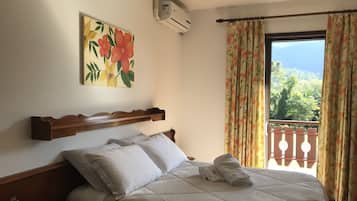 Minibar, decoraciĂłn personalizada, escritorio y cortinas blackout