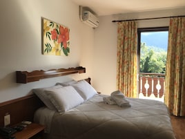 Quarto casal ou duplo superluxo | Frigobar, individualmente decorados, escrivaninha, cortinas blackout