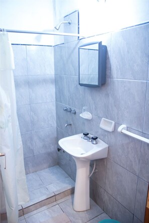 Superior Double Room, 1 Bedroom | Bathroom - Hotel Tierra Colorada (Puerto Iguazú)