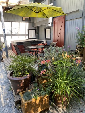 Romantische Studiosuite, 1 Queen-Bett, Whirlpool, zum Garten hin | Terrasse/Patio