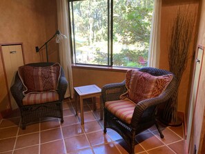 غرفة علوية رومانسية - سرير كبير - بمغطس ساخن - في منطقة الحديقة | أغطية فراش متميزة وألحفة محشوة بالريش وأسرّة بطبقة علوية مريحة