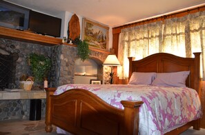 Small Den | Premium bedding, individually decorated, individually furnished - Where Eagles Fly Bed & Breakfast (Zephyr Cove)