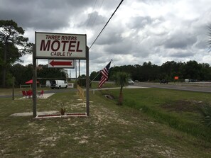 Property grounds - Three Rivers Motel (Homosassa)