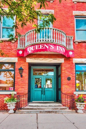 Porch - The Queen’s Cue, Stratford, A Tribute Portfolio Hotel (Stratford)