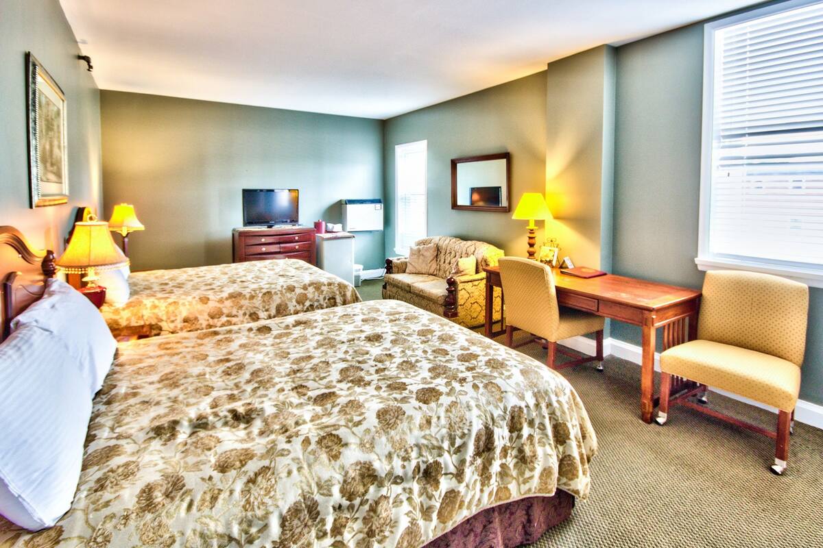 Suite, 2 Queen Beds (Bed Sitting) | Premium bedding, iron/ironing board, free WiFi, bed sheets