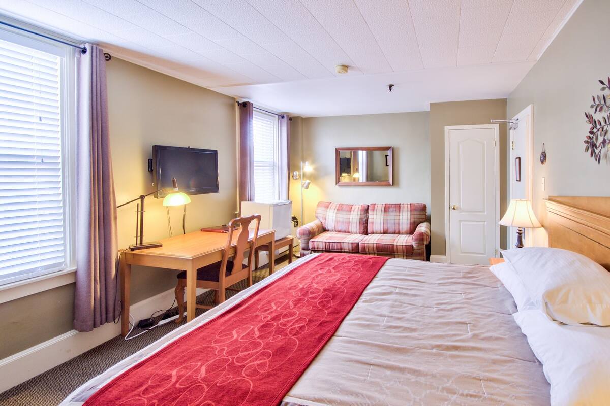 Premium bedding, iron/ironing board, free WiFi, bed sheets