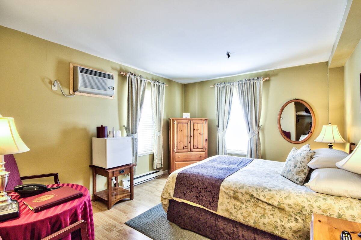 Superior Room, 1 Queen Bed | Premium bedding, iron/ironing board, free WiFi, bed sheets