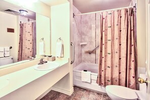Combined shower/bathtub, hair dryer, towels