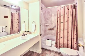 Combined shower/bathtub, hair dryer, towels