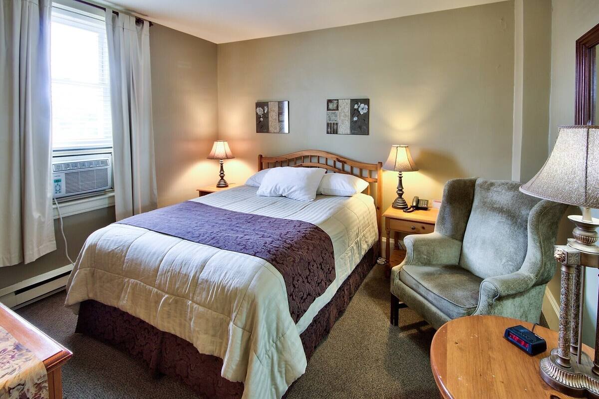 Economy Room | Premium bedding, iron/ironing board, free WiFi, bed sheets