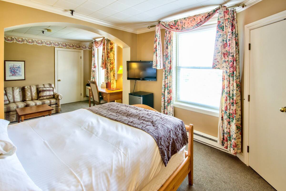 Suite, 1 Queen Bed with Sofa bed (Bed Sitting) | Premium bedding, iron/ironing board, free WiFi, bed sheets