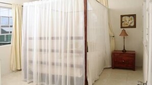 1 غرفة نوم ومكواة/لوح كي وملاءات أسرّة