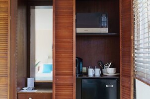 Ropa de cama de alta calidad y caja de seguridad en la habitaciĂłn