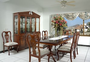 Luxury Villa, 5 Bedrooms, Ocean View | In-room dining