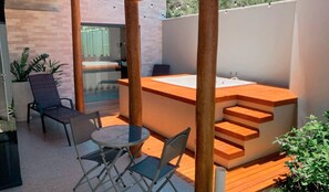 컴포트 방갈로 | 거실 공간 | 디지털 채널 시청이 가능한 32인치 평면 TV