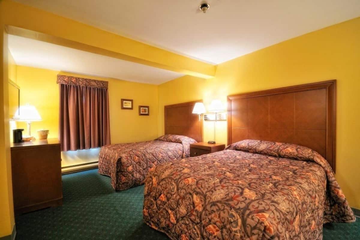 Habitación básica doble, 2 camas matrimoniales | Escritorio, wifi gratis y ropa de cama